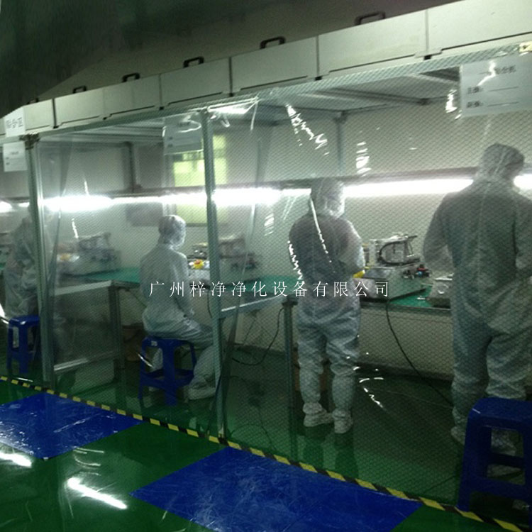 工作人员在草莓视频下载入口进行作业