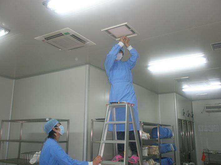 工作人员正在安装高效草莓成视频人APP下载特点