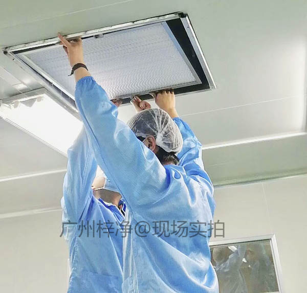 工作人员正在安装无尘室高效草莓成视频人APP下载特点