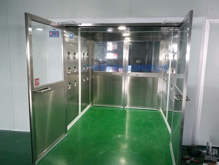 双开门货淋室前门打开,后门紧锁 防止洁净室与非洁净室空气对流。