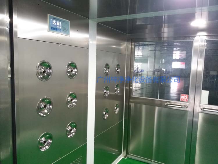 双开门货淋室工作区配智能控制器,方便人员使用操作。