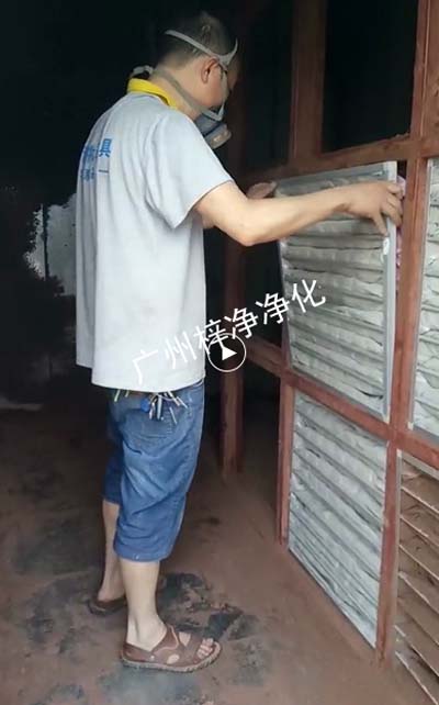 工作人员正在安装干式柜袋式除尘空气草莓成视频人APP下载特点