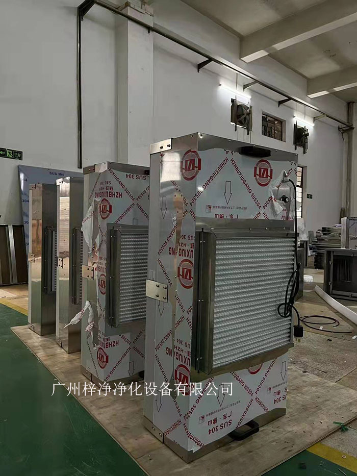 草莓视频下载入口风机从FFU的顶部将空气吸入，经过初效草莓成视频人APP下载特点，高效草莓成视频人APP下载特点的过滤，过滤后的洁净空气以0.45m/s±20%的风速在整个出风面匀速送出到棚内。